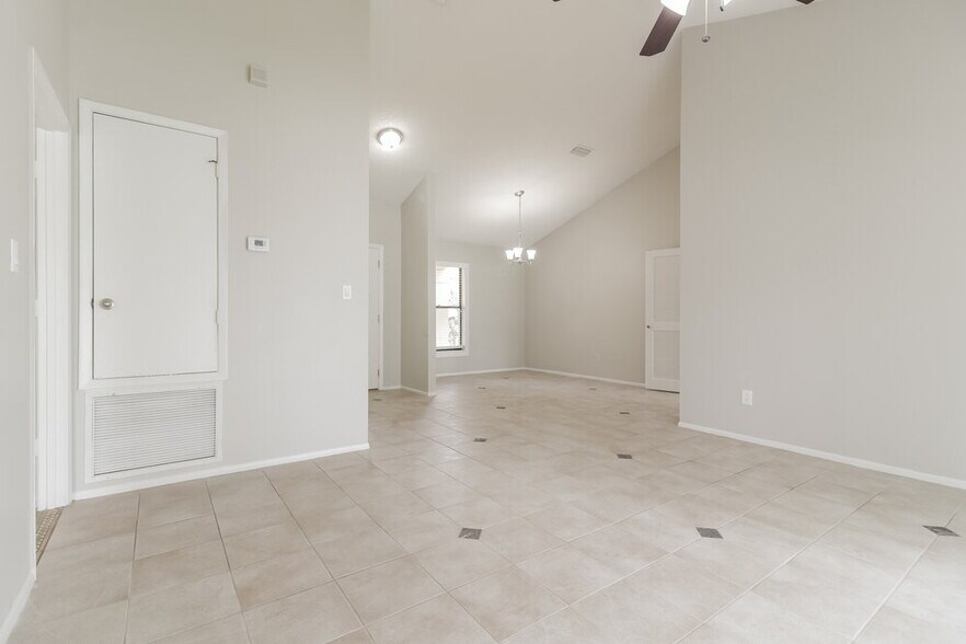 Building Photo - 1066 Weaver Dr
