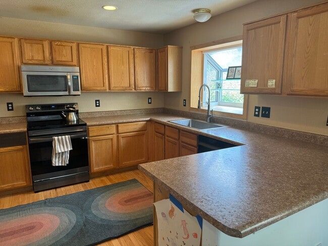 Building Photo - Stunning Home Near Waneka Lake with Modern...