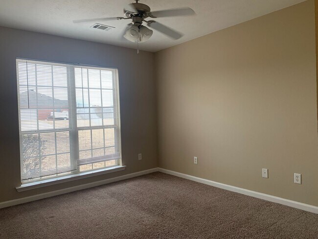 Building Photo - 2404 Canterbury Ct