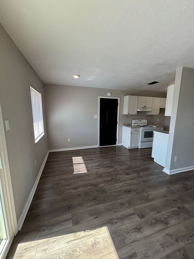 Building Photo - 1800 Fairlane-Move In Ready!