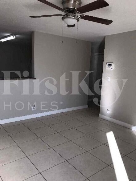 Building Photo - 4951 SW 16th St