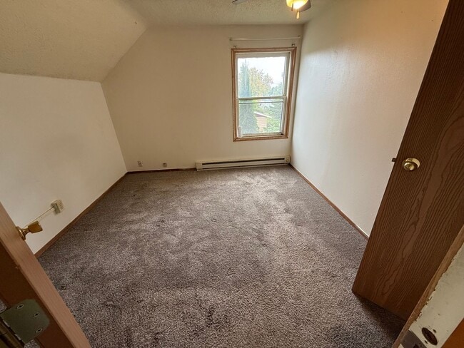 Building Photo - 4 Bed 2 Bath- 2 Story Single Family Home