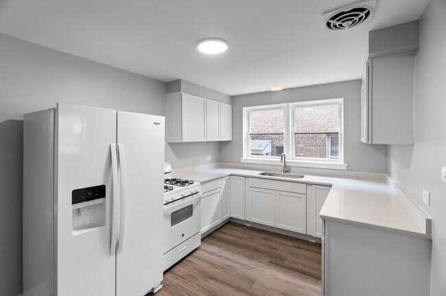 Building Photo - 2823 W Balmoral Ave