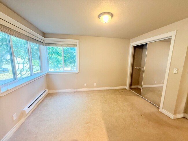 Building Photo - 2200 Thorndyke Ave W