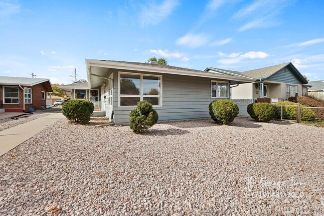 Building Photo - CHARMING WESTSIDE 2BD HOME with A/C - Security Deposit Waiver Available - NO RENT TILL JANUARYT