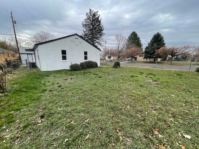 Building Photo - Charming 3 Bed/1 Bath Home!