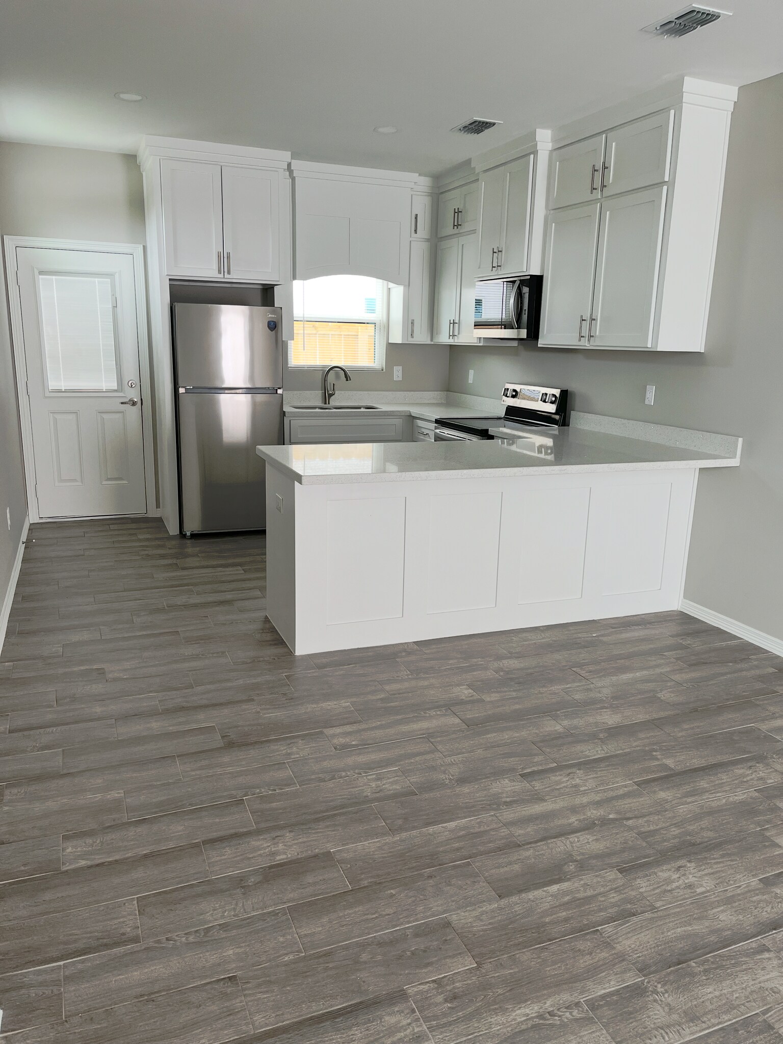 Building Photo - 2309 E Viviana St