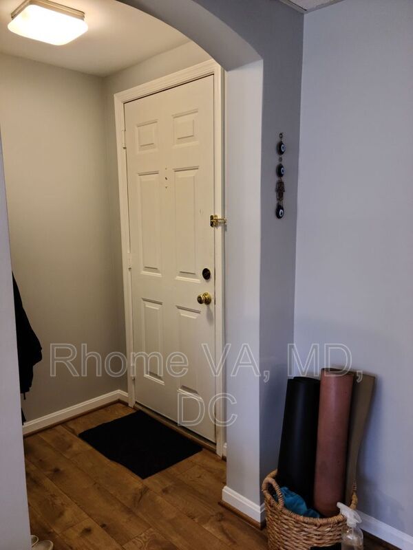 Building Photo - 1720 Queens Ln