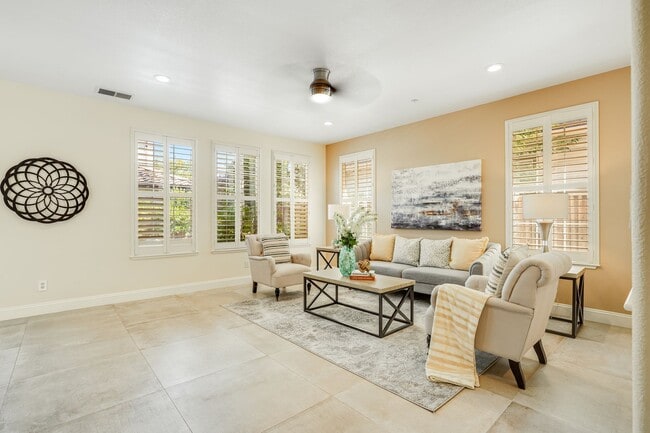 Building Photo - Comfortable and nicely upgraded home for r...