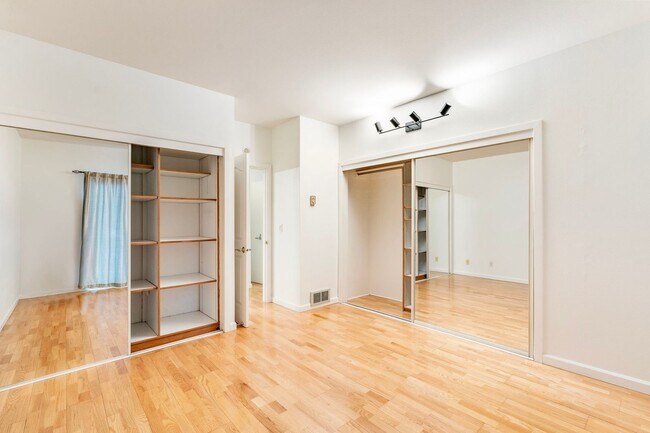 Building Photo - Riverplace Condominiums - 1 bed/1 bath corner unit w/parking/storage/balcony/fireplace