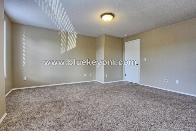 Building Photo - 4 Bed, 2.5 Bath Home in Cul-de-sac in Fisher's Landing East