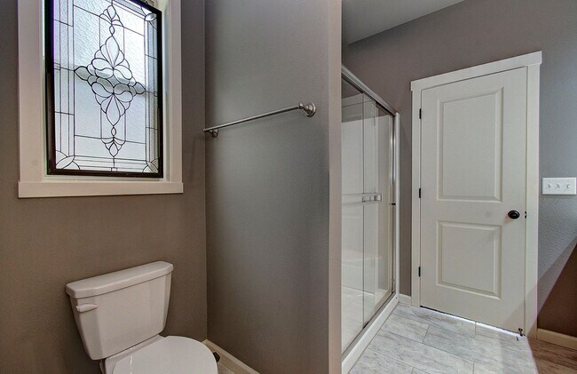 Building Photo - Spacious 4bd 2.5ba Home - Avail. Now!