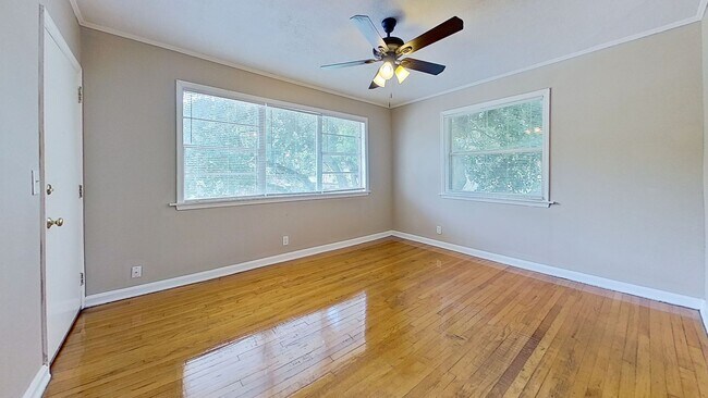 Building Photo - 828 Acosta St