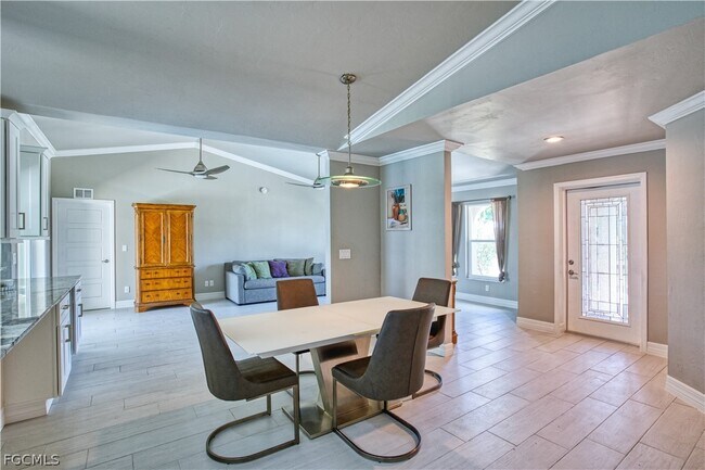 Building Photo - 911 SW 3rd Ave