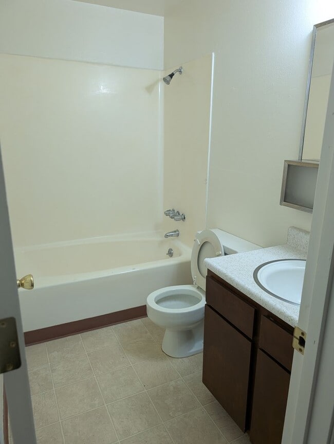 Building Photo - One Bedroom, One Bathroom Apartment - Loca...