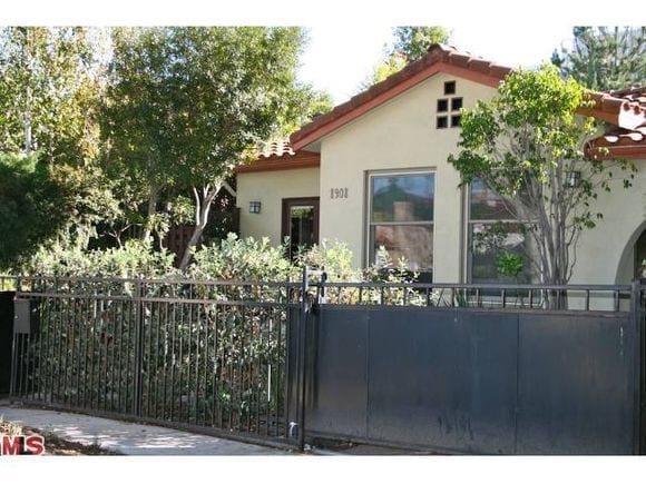 Building Photo - 8908 Ashcroft Ave