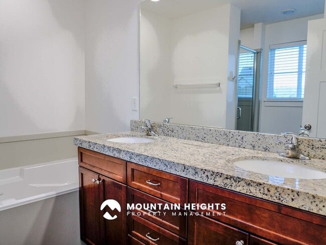 Building Photo - 824 Newfield Dr