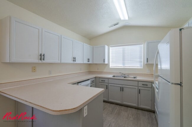 Primary Photo - Dog Friendly! 3 Bedroom Single-Level Condo...