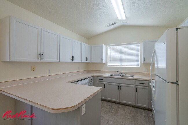 Primary Photo - Small Dog Friendly! 3 Bedroom Single-Level...