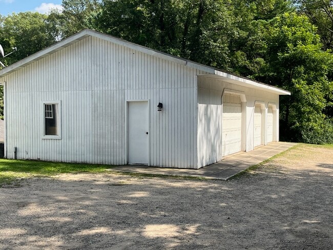 Building Photo - 12087 S Sherman Lake Dr