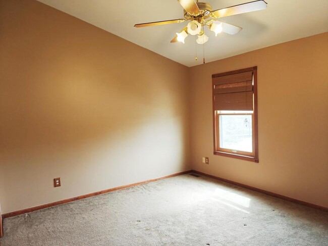 Building Photo - 43782 Nowland Dr