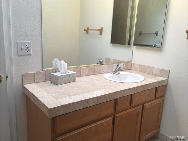 Building Photo - 2523 Country Club Dr