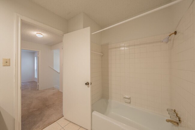 Building Photo - Amazing Townhome