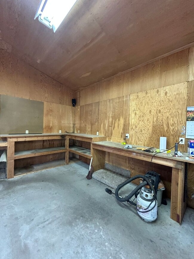 Building Photo - Charming 3 Bedroom Home with Large Heated ...
