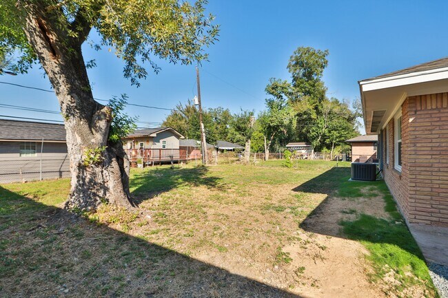 Building Photo - 631 Edgebrook Dr