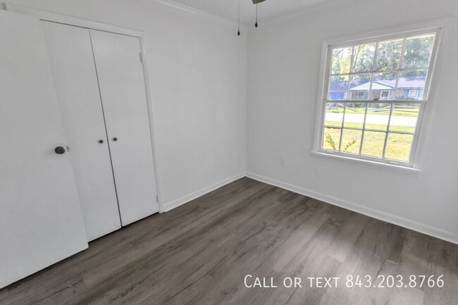 Building Photo - 301 Sprucewood Dr