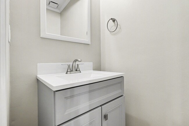 Building Photo - Updated 3 Bedroom Townhome!!! ***Available NOW***