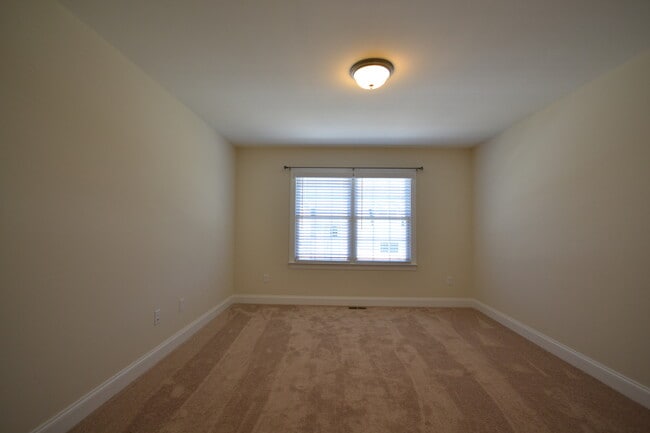 Building Photo - Luxury Paired Home