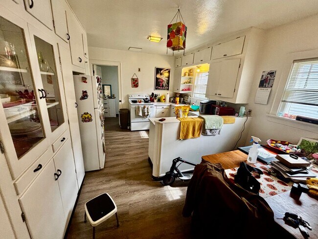 Building Photo - 404 S Van Buren St