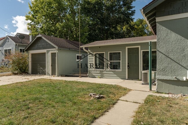 Building Photo - Furnished SE Rochester Home Available Now!