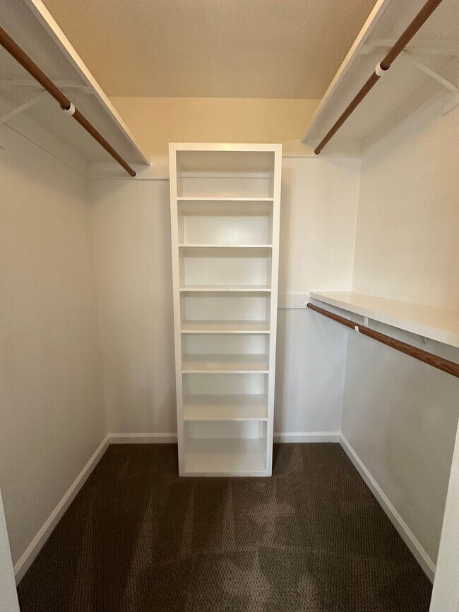 Building Photo - Entertainer delight rental home located in ''The Lakes'' subdivision coming soon!