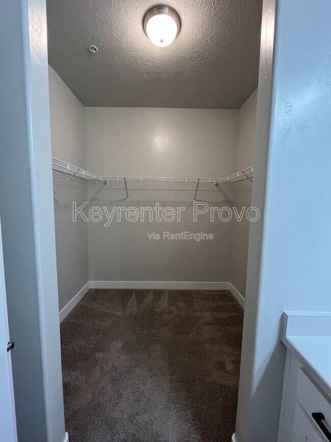 Building Photo - 586 N 360 W