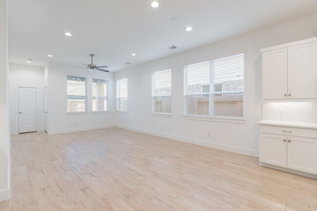 Building Photo - 10747 Pine Pink