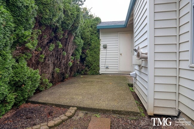 Building Photo - Peaceful 2-bedroom, 2 bath Townhome in thi...