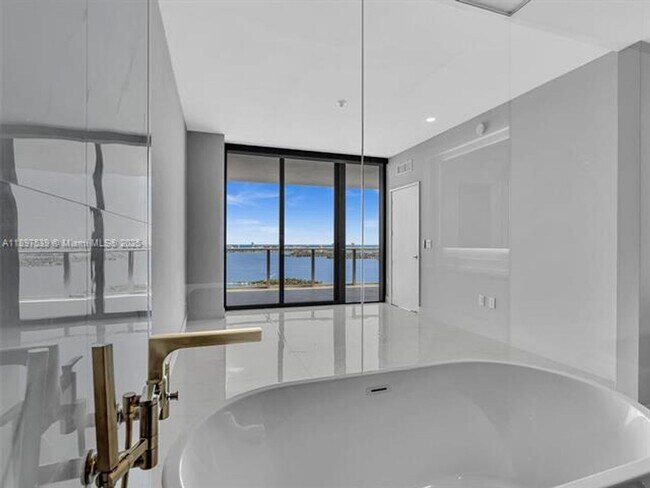 Building Photo - 700 NE 24th St