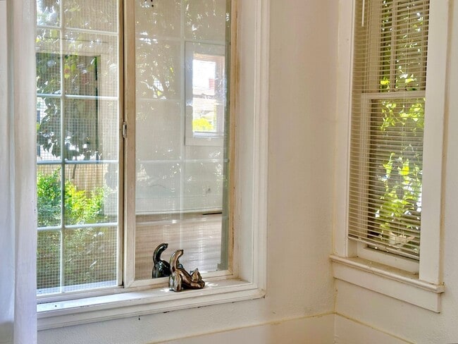 Building Photo - Spacious 3BR 2BA | 3-Level Home in Renton