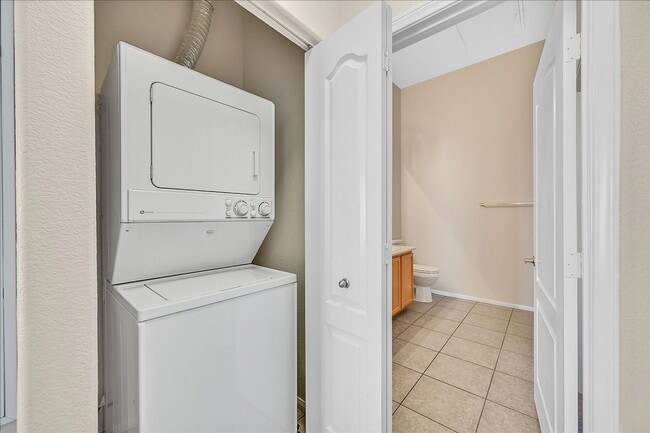 Building Photo - Gorgeous 2 Story Condo in Henderson with S...