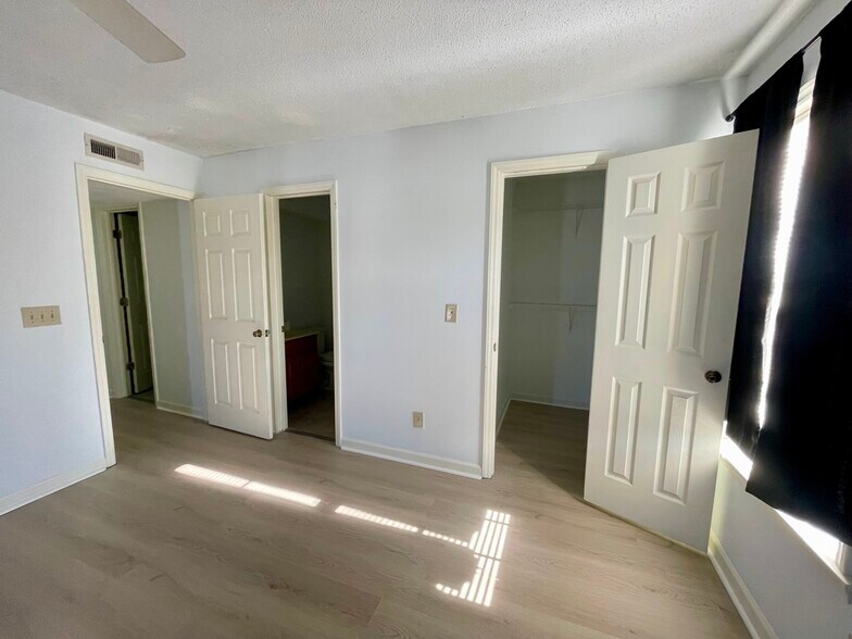 Building Photo - 6704 W Friendly Ave