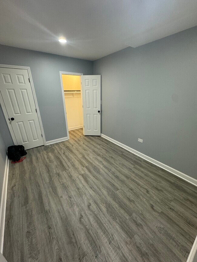 Room 3 - 4330 W Lexington St