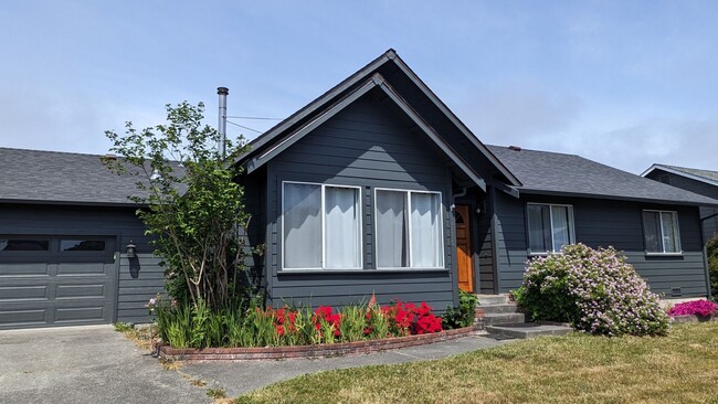 Primary Photo - Spacious 3/2 in quiet neighborhood
