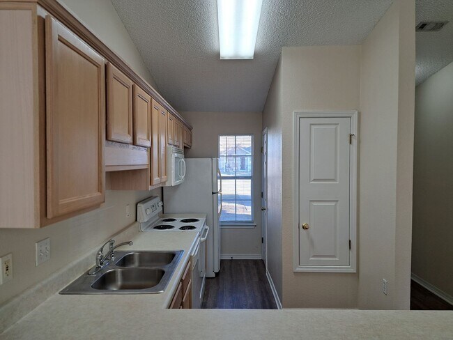 Building Photo - Cute 2BR/1BA in NE Pensacola