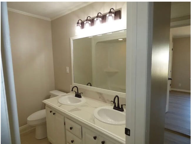 Building Photo - 811 Howe St