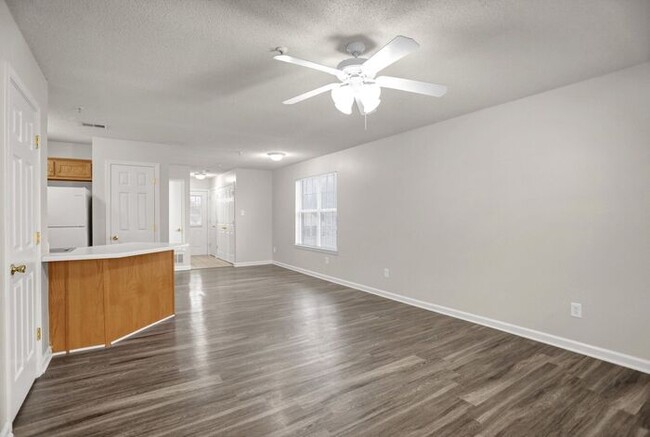 Building Photo - LEASING NOW!! Renovated 1 Bed, 1 Bath Town...