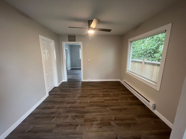 Building Photo - Beautiful Updated 2 Bedroom Rambler in Tac...