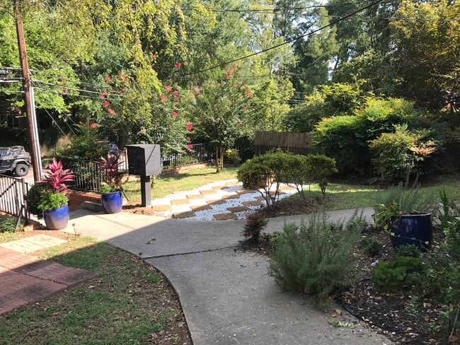 Building Photo - 848 Myrtle St NE