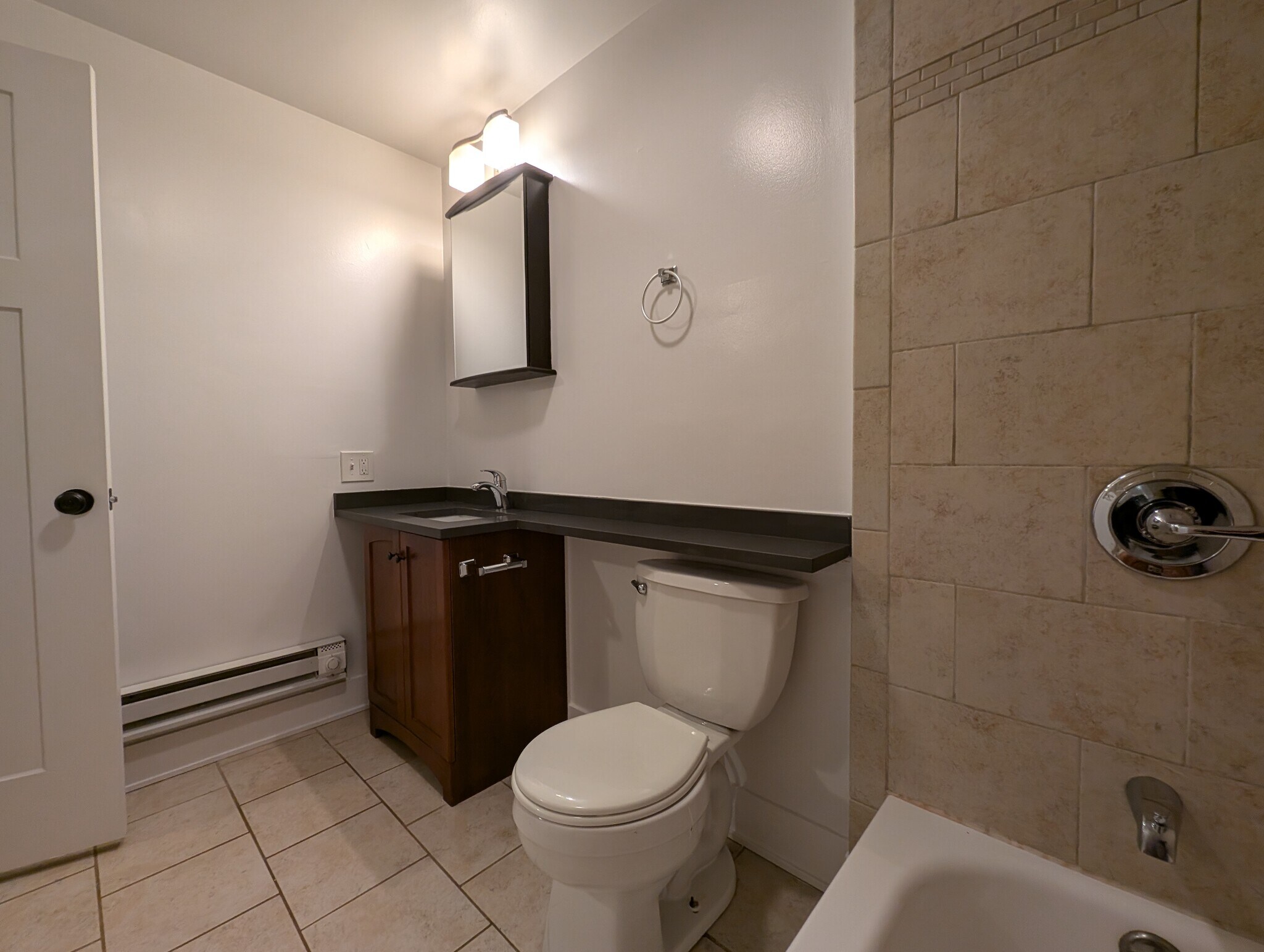 Building Photo - 813 W Cornelia Ave